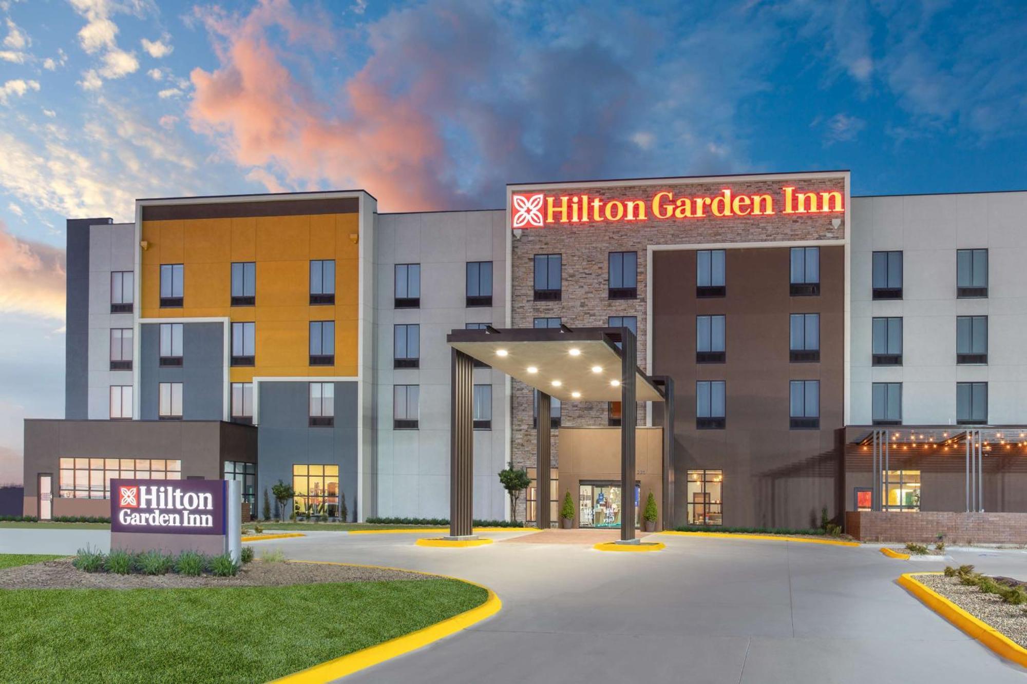 Hilton Garden Inn Hays, Ks Exterior photo